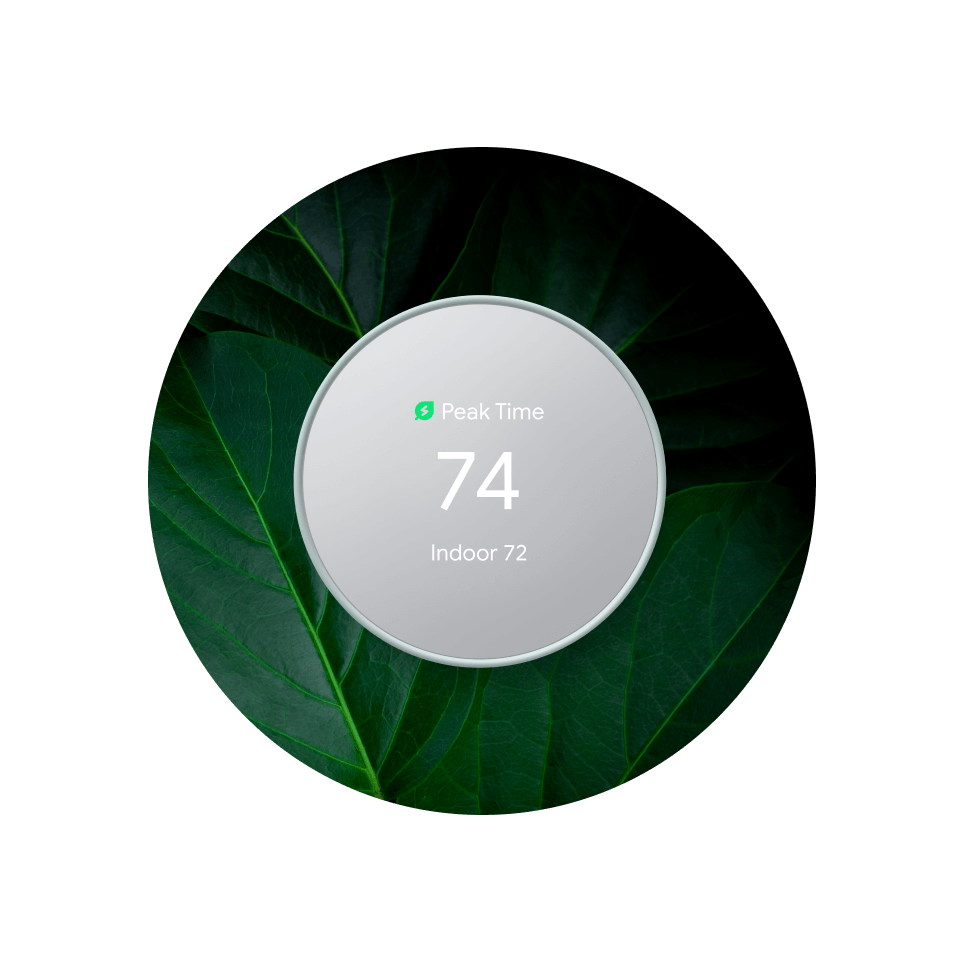 Un termostato Nest que muestra la lectura de una casa con íconos de una Hoja de Renew, turbinas eólicas y un mapa de Estados Unidos con árboles que crecen dentro de él.